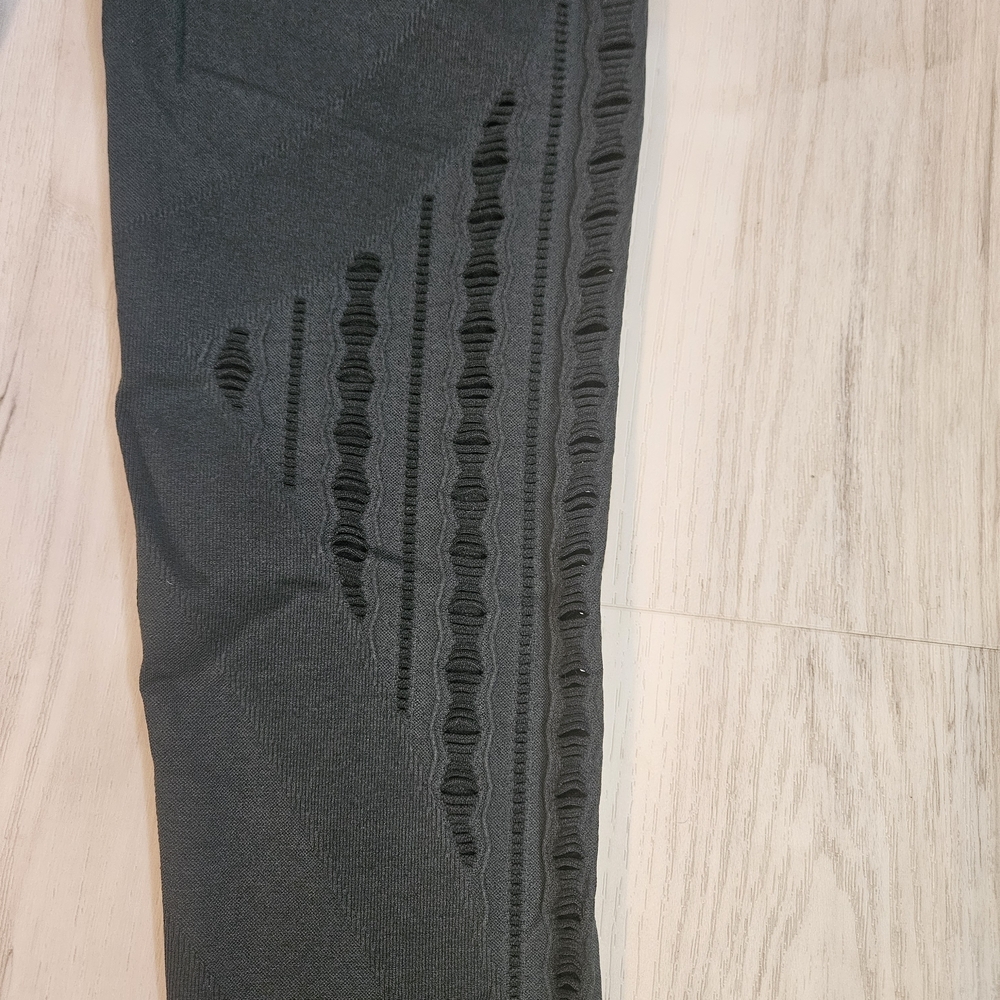 Savvi Seamless Textured High Rise Leggings 25” Inseam Size M/LG Cutout Design - Picture 4 of 9